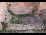 03091 ostia - regio i - insula ii - caseggiato del pantomimo apolausto and caseggiato del balcone ligneo (i,ii,2.6) - raum 27 (innenhof) - westseite - re der treppe - detail - 09-2022.jpg